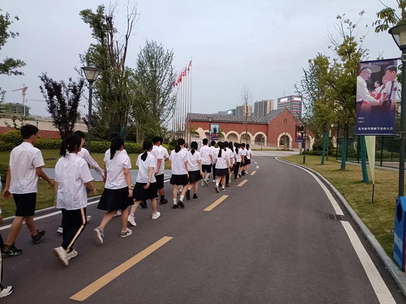 文明习惯伴我行，最美路队展风采