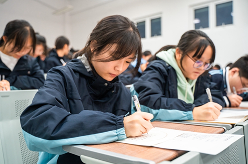 一纸书韶华,翰墨写青春 ——高中部硬笔书法大赛